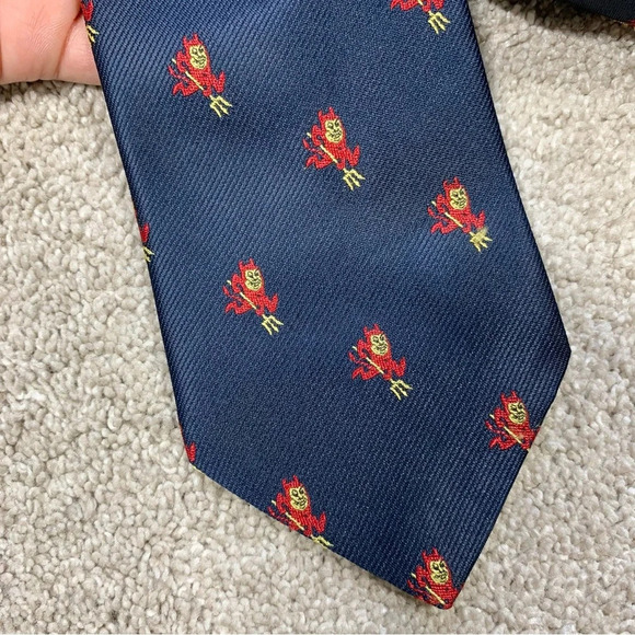 Cambridge Ltd. Silk Blend Textured The Devil with Pitchfork Vintage Made in USA - Picture 3 of 8